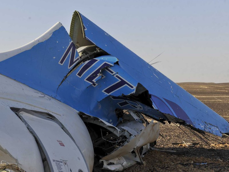 Một mảnh vỡ máy Airbus A321 tại hiện trường vụ rơi máy bay hành khách Nga ở Sinai, Ai Cập ngày 31.10 - Ảnh: Reuters