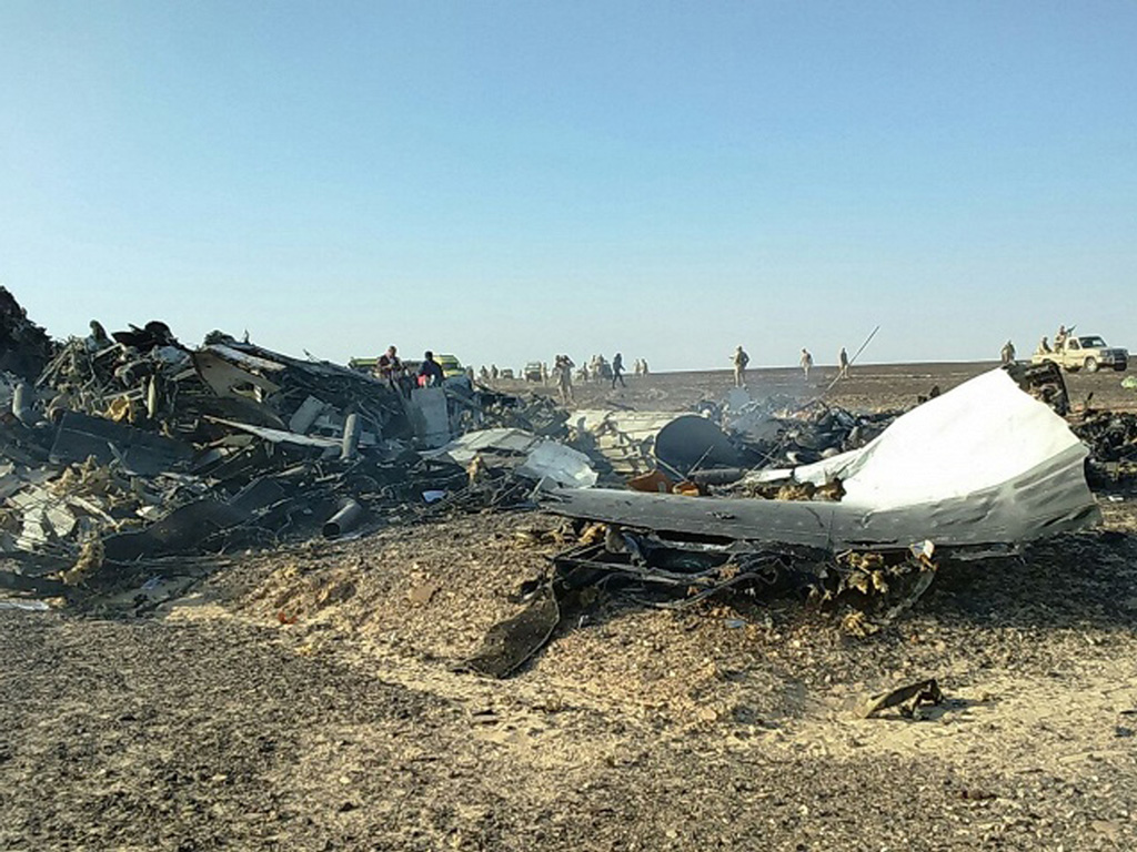 Hiện trường vụ rơi máy bay Nga ngày 31.10 ở Sinai, Ai Cập - Ảnh: Reuters