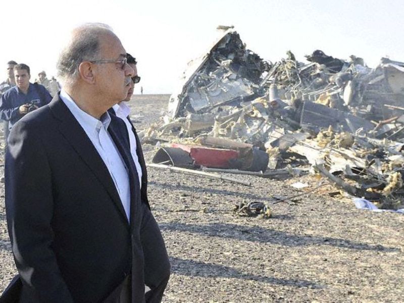 Thủ tướng Ai Cập Sherif Ismail có mặt tại hiện trường vụ rơi máy bay hãng Metrojet - Ảnh: Reuters