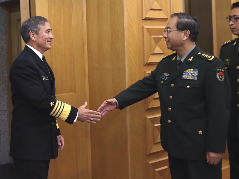 Tư lệnh Hạm đội Thái Bình Dương của Mỹ, Đô đốc Harry Harris (trái) bắt tay Chủ tịch Ủy ban Quân ủy Trung ương Trung Quốc Phòng Phong Huy tại thủ đô Bắc Kinh, Trung Quốc ngày 3.11.2015 - Ảnh: Reuters
