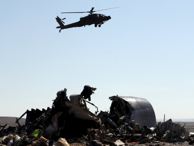 Trực thăng Ai Cập bay tuần tra hiện trường máy bay Nga rơi ở bán đảo Sinai, Ai Cập - Ảnh: Reuters