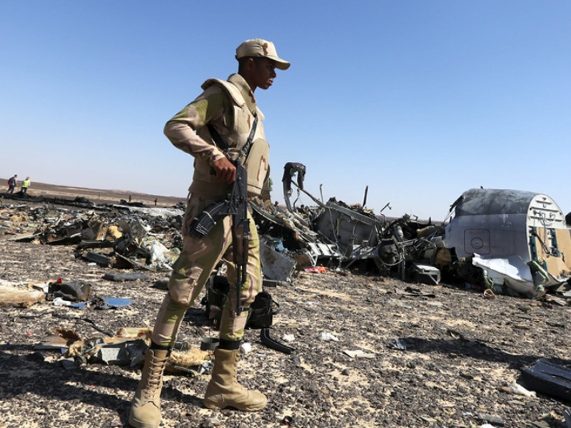 Một binh sĩ Ai Cập canh gác hiện trường vụ rơi máy bay Nga ở Sinai - Ảnh: Reuters