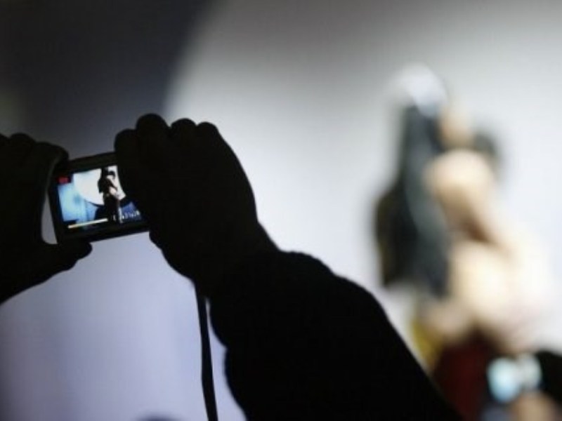 Một nữ sinh tự nguyện và số khác bị ép phải chụp ảnh khiêu dâm để bán - Ảnh: Reuters