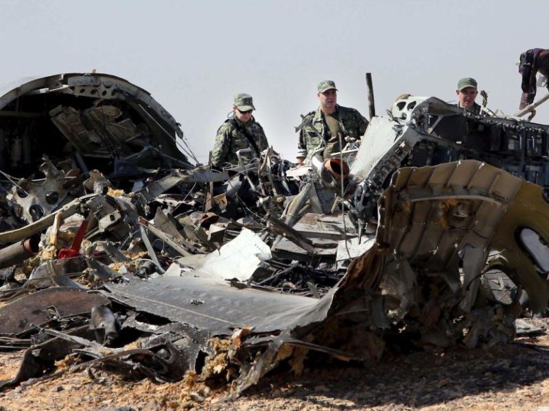 Các điều tra viên Nga tại hiện trường vụ rơi máy bay ở Ai Cập - Ảnh: Reuters