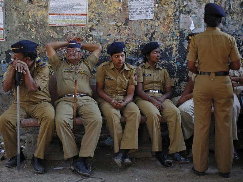 Các nữ cảnh sát ngồi cạnh các nam đồng nghiệp ở Ấn Độ - Ảnh: Reuters