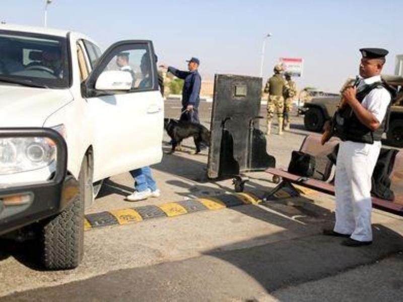 Cảnh sát kiểm tra an ninh các xe hơi vào sân bay ở thành phố Sharm el-Sheikh, Ai Cập - Ảnh: AFP