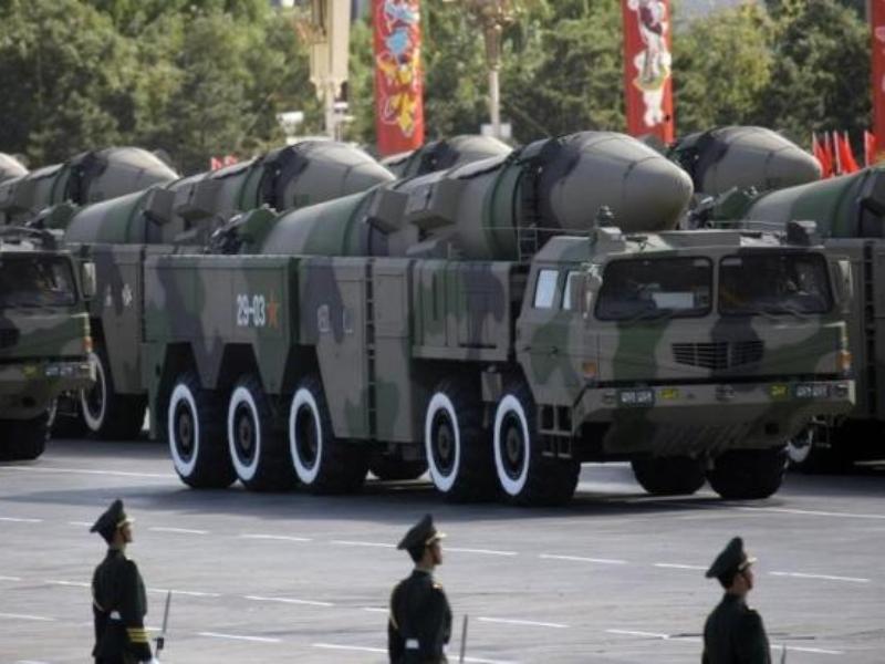 Các tên lửa liên lục địa trong một cuộc duyệt binh ở thủ đô Bắc Kinh, Trung Quốc hồi năm 2009 - Ảnh: Reuters