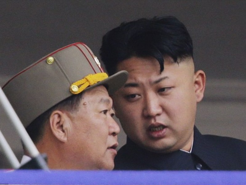 Ông Choe Ryong-Hae (trái), Ủy viên Thường vụ Bộ Chính trị, Bí thư Đảng Lao động Triều Tiên, và nhà lãnh đạo Kim Jong-un - Ảnh: Reuters