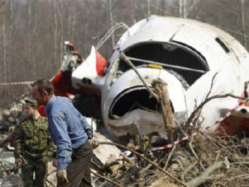 Các điều tra viên tiếp cận hiện trường vụ rơi máy bay Tupolev Tu-154 chở Tổng thống Ba Lan Lech Kaczynski ở phía tây nước Nga hồi năm 2010 - Ảnh: Reuters