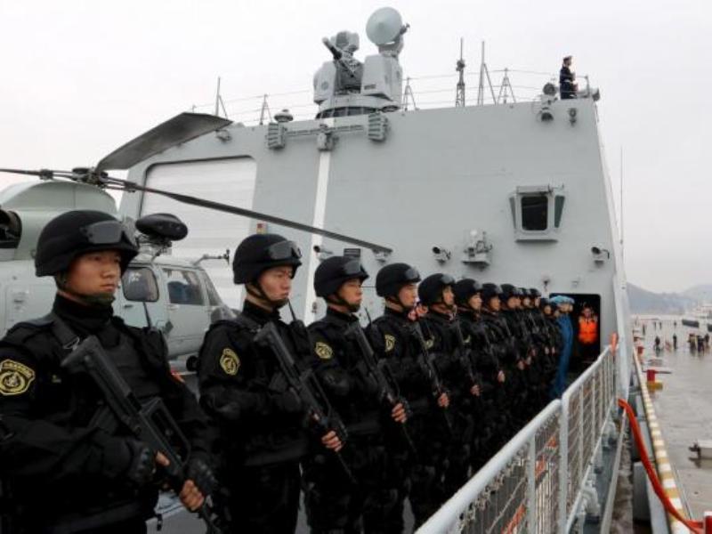 Một tàu chiến Trung Quốc chuẩn bị ra khơi đến Vịnh Aden tham gia chiến dịch chống hải tặc - Ảnh: Reuters