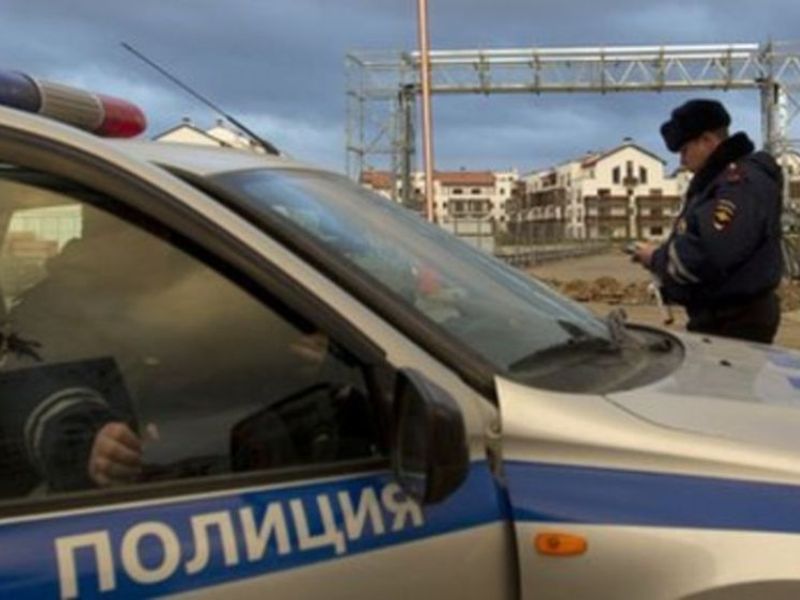 Một cảnh sát Nga đang làm nhiệm vụ - Ảnh: Reuters