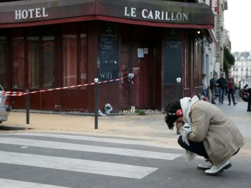 Ngày 14.11, một phụ nữ Pháp khóc thương bên ngoài quán bar - khách sạn Le Carillon tại quận 10 (Paris), một trong các địa điểm bị tấn công khủng bố tối 13.11 - Ảnh: AFP