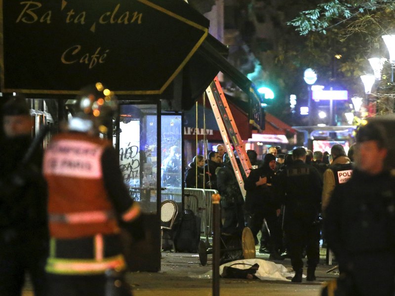 Thi thể nạn nhân trên vỉa hè, bên ngoài quán cà phê tại nhà hát Bataclan, ở thủ đô Paris, Pháp sau vụ tấn công khủng bố đẫm máu tối 13.11.2015 - Ảnh: Reuters