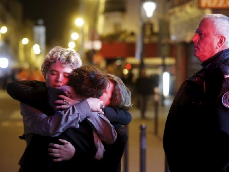 Người dân Paris ôm nhau trong bàng hoàng tại khu vực gần nhà hát Bataclan, nơi xảy ra vụ tấn công khủng bố làm 100 người chết - Ảnh: Reuters