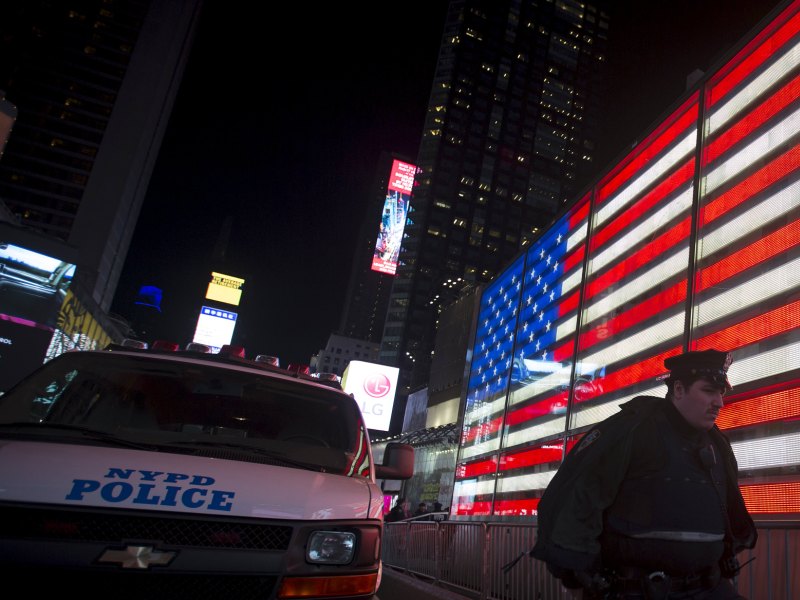 Một cảnh sát Mỹ tuần tra ở thành phố New York - Ảnh: Reuters