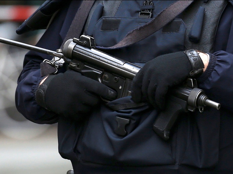 Cảnh sát Pháp đứng chốt chặn tại hiện trường một trong số hàng loạt vụ tấn công khủng bố ở thủ đô Paris, Pháp ngày 14.11 - Ảnh: Reuters