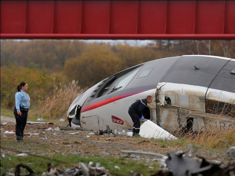 Hiện trường vụ tàu hỏa cao tốc TGV của Pháp trật đường ray ở Strasbourg - Ảnh: Reuters