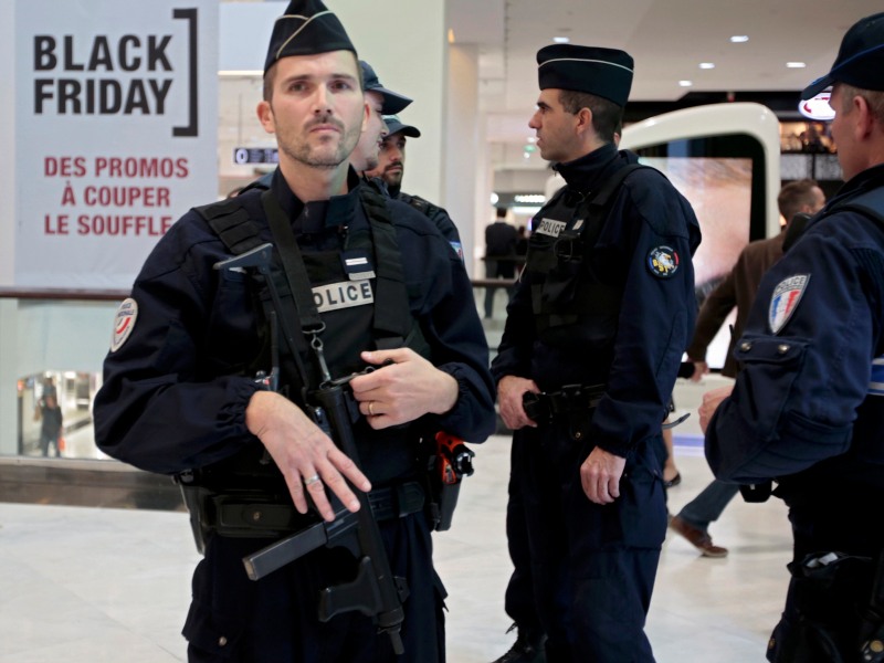 Cảnh sát tuần tra trong một trung tâm mua sắm ở thành phố Nice, Pháp, một ngày sau vụ tấn công đẫm máu Paris hôm 13.11 - Ảnh: Reuters