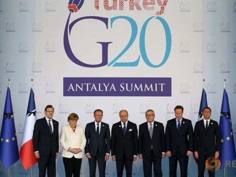 Các lãnh đạo G20 mặc niệm những nạn nhân thiệt mạng vì khủng bố - Ảnh: Reuters