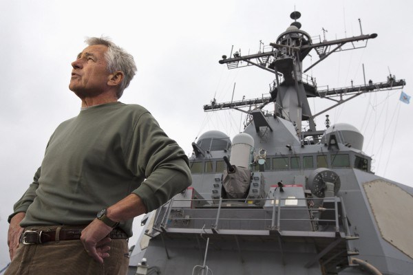 Cựu bộ trưởng quốc phòng Mỹ Chuck Hagel trong một chuyến thăm tàu khu trục USS Stethem - Ảnh: Reuters