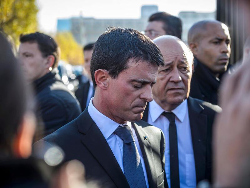 Thủ tướng Pháp Manuel Valls thăm trung tâm hỗ trợ gia đình nạn nhân trong vụ tấn công Paris đêm 13.11 - Ảnh: Reuters