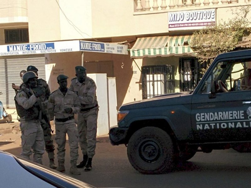 Lực lượng an ninh Mali gần khách sạn cao cấp Radisson Blu ở thủ đô Bamako ngày 20.11.2015 - Ảnh: Reuters