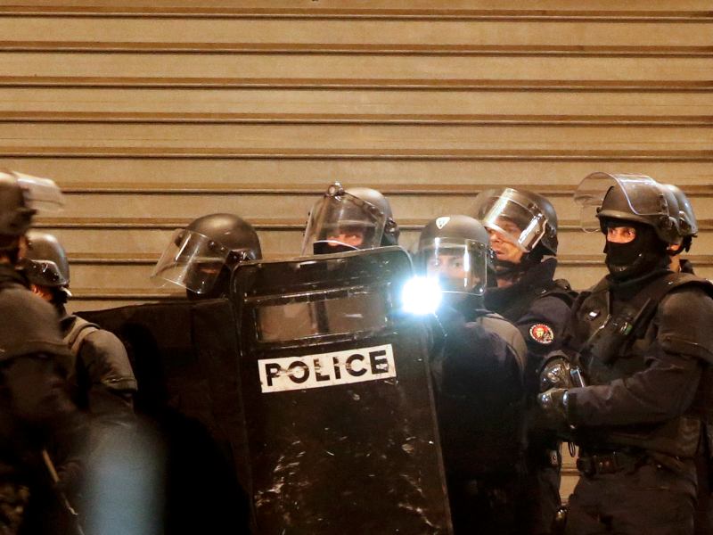 Cảnh sát đặc nhiệm Pháp trong cuộc đột kích chung cư ở Saint-Denis ngày 18.11 - Ảnh: Reuters