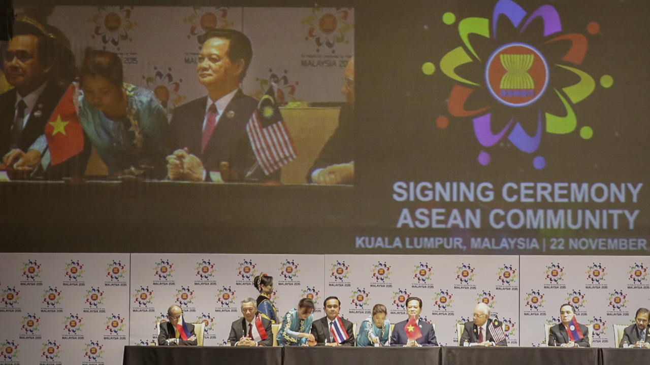 Các lãnh đạo 10 nước ASEAN tại lễ ký tuyên bố thành lập Cộng đồng ASEAN, ở Kuala Lumpur, Malaysia sáng 22.11.2015 - Ảnh: Lam Yên