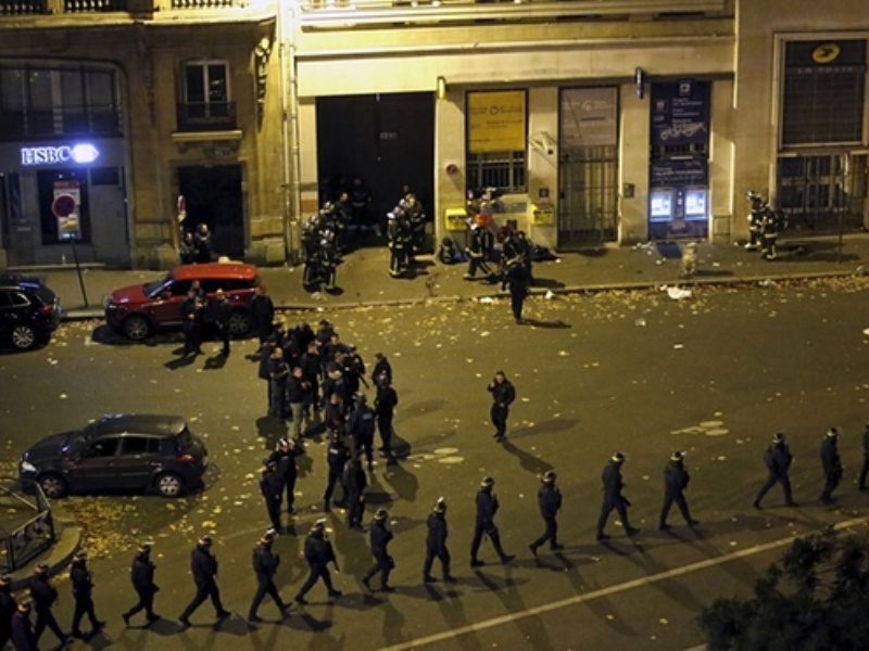 Cảnh sát bên ngoài nhà hát Bataclan, Paris đêm 13.11 - Ảnh: Reuters