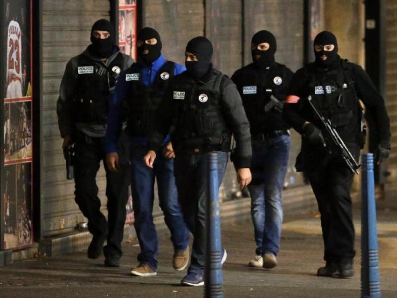 Cảnh sát Pháp tuần tra ở khu ngoại ô Saint-Denis, phía bắc Paris - Ảnh: AFP