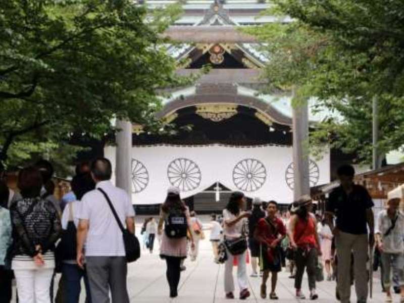 Nhiều người đến viếng Đền Yasukuni - Ảnh: AFP