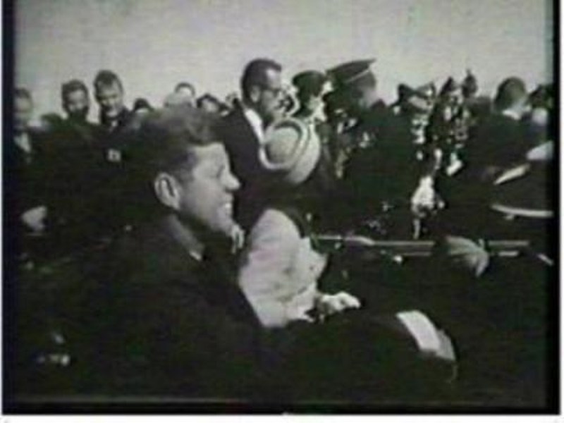 Cố Tổng thống Kennedy cùng phu nhân ngồi trên xe hơi trước khi bị ám sát ngày 22.11.1963 - Ảnh: Reuters