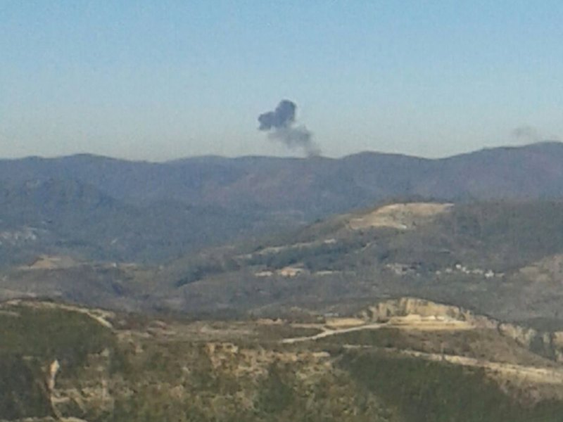Khói bốc lên từ khu vực biên giới Syria-Thổ Nhĩ Kỳ sau khi Thổ Nhĩ Kỳ tuyên bố đã bắn hạ một chiến đấu cơ Su-24 của Nga - Ảnh: Reuters