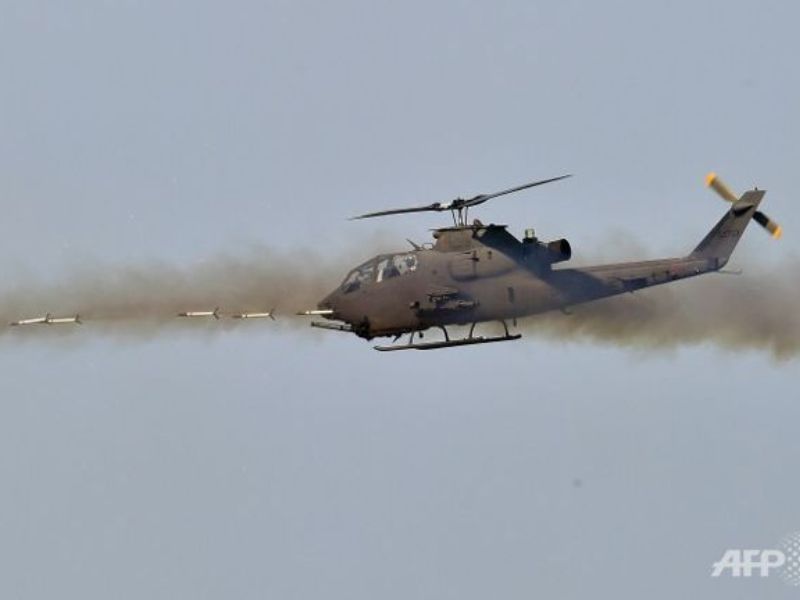Trực thăng AH-1S Cobra của Hàn Quốc trong một cuộc tập trận bắn đạn thật với Mỹ hồi tháng 8.2015 - Ảnh: AFP