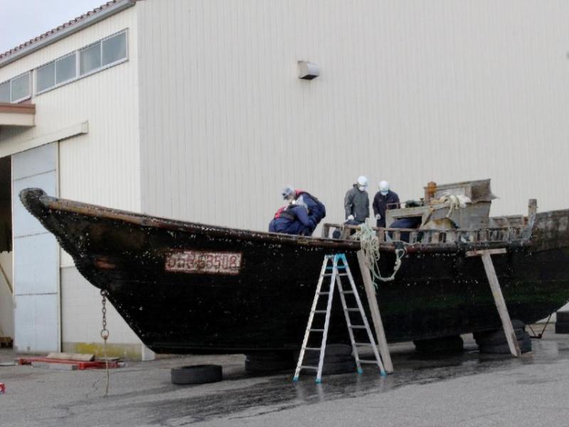 Một tàu gỗ bí ẩn chứa xác người phân hủy được đưa về cảng Fukui, thành phố Sakai, phía tây Nhật Bản - Ảnh: AFP