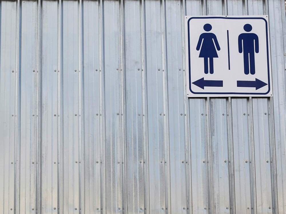 Ở Mỹ, người chuyển giới phải đối mặt với đủ kiểu phân biệt đối xử nơi làm việc, trong đó việc sử dụng nhà vệ sinh là một trong số những vấn đề nhức nhối nhất - Ảnh minh họa: Reuters