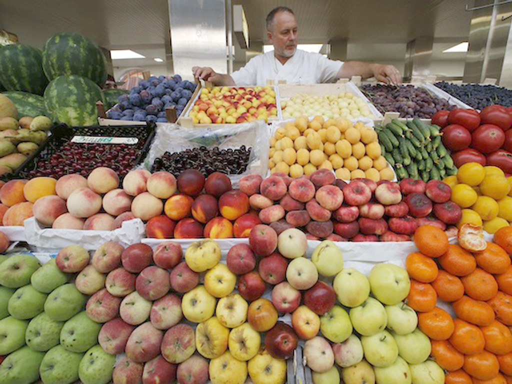 Một quầy bán rau quả ở St. Petersburg. Nga áp lệnh trừng phạt kinh tế với Thổ Nhĩ Kỳ, nông sản nhập từ Thổ Nhĩ Kỳ sẽ được thay thế bằng sản phẩm từ các nước khác - Ảnh: Reuters