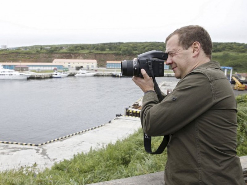 Thủ tướng Nga Dmitry Medvedev thăm đảo Iturup thuộc quần đảo Nam Kuril/Vùng lãnh thổ phía bắc đang tranh chấp với Nhật Bản hồi tháng 8.2015 - Ảnh: AFP