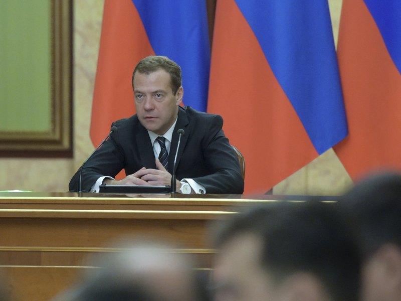 Thủ tướng Nga Dmitry Medvedev họp với các quan chức chính phủ ngày 1.12.2015 - Ảnh: Reuters