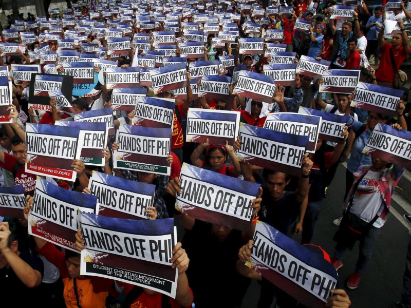 Người dân Philippines biểu tình phản đối Trung Quốc hồi tháng 6.2015 - Ảnh: Reuters
