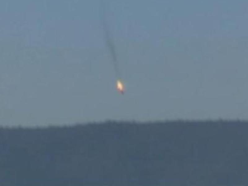Hình ảnh máy bay ném bom Nga Su-24 bị bắn bốc cháy ở khu vực biên giới Thổ Nhĩ Kỳ-Syria - Ảnh: Reuters