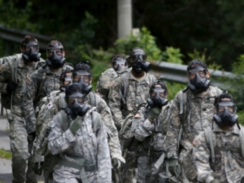 Binh sĩ Mỹ và Hàn Quốc trong một cuộc diễn tập chống vũ khí hóa học - Ảnh: Reuters