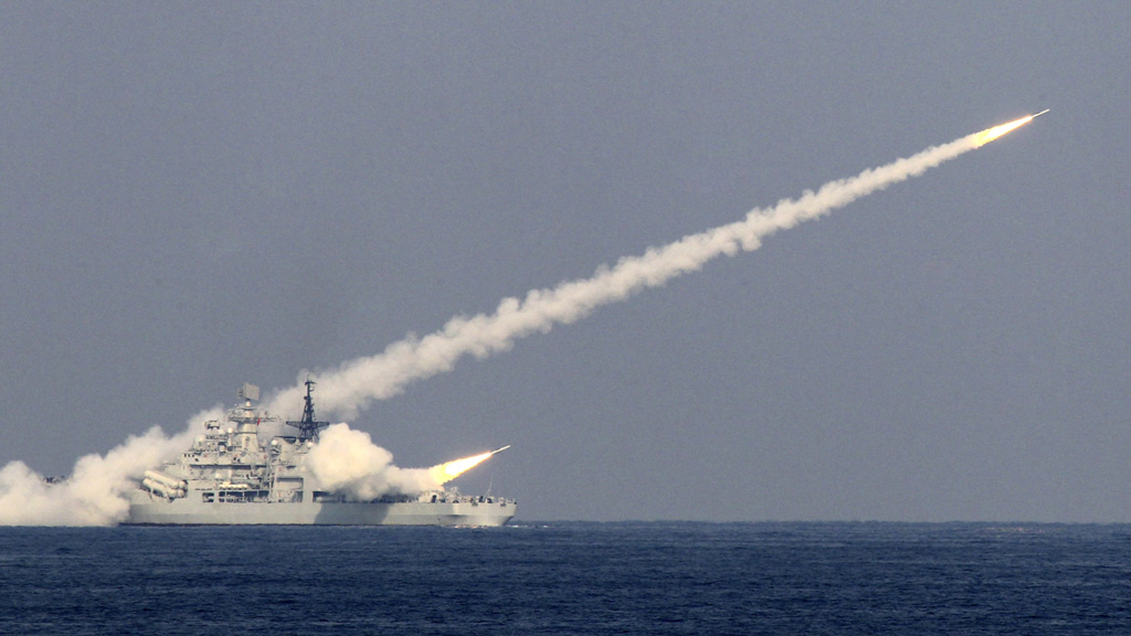 Tàu chiến Trung Quốc bắn thử tên lửa điều khiển trong một cuộc tập trận ở Thanh Đảo, tỉnh Sơn Đông tháng 10.2013 - Ảnh: Reuters