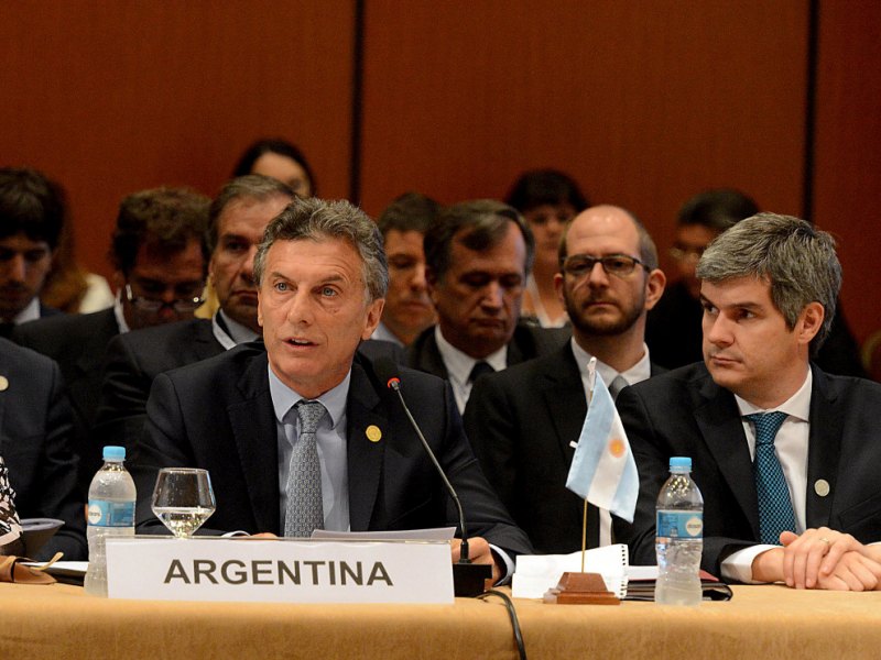 Tân Tổng thống Argentina, Mauricio Macri (trái) tại Paraguay ngày 21.12 - Ảnh: Reuters