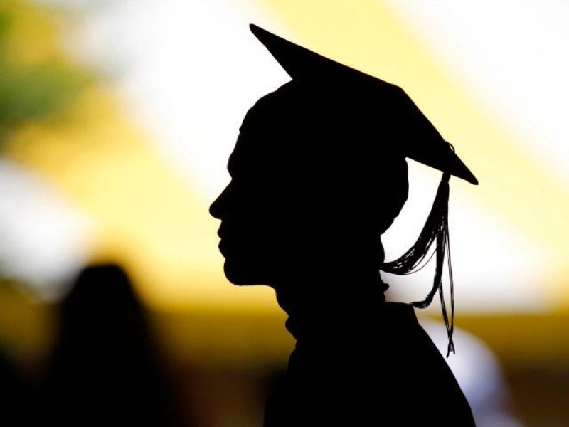 Một sinh viên tốt nghiệp học viện Công giáo ở Mỹ - Ảnh: Reuters