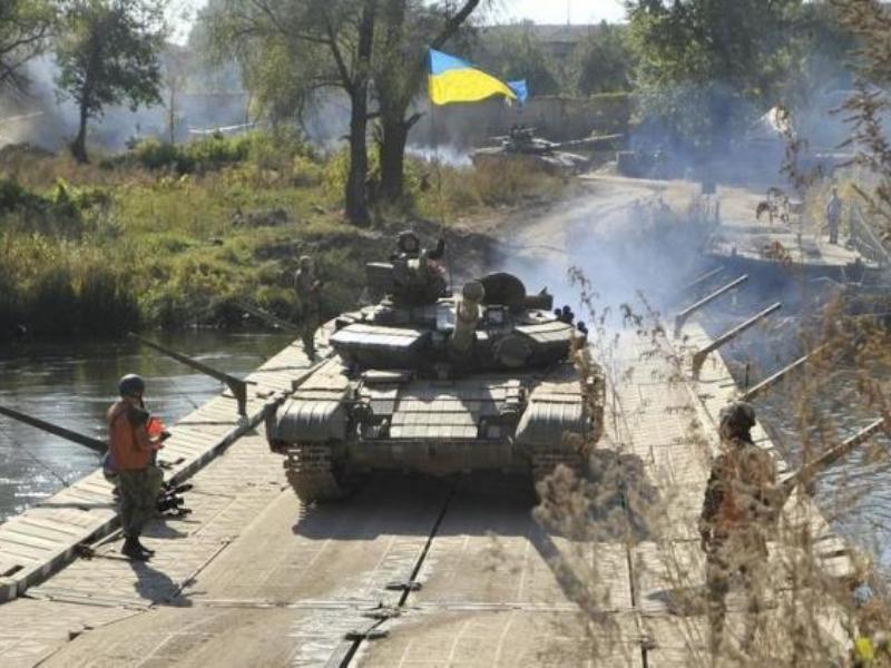 Xe tăng của quân chính phủ Ukraine rút khỏi làng Nyzhnje ở vùng Luhansk, miền đông Ukraine ngày 5.10.2015 - Ảnh: Reuters