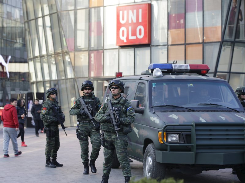 Cảnh sát vũ trang Trung Quốc đứng gác tại khu thương mại Sanlitun, thủ đô Bắc Kinh ngày 24.12.2015 - Ảnh: Reuters