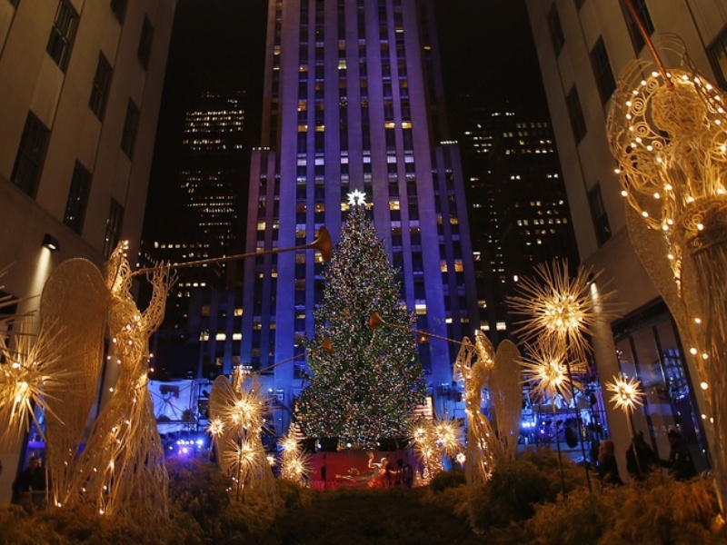 Đèn Giáng sinh thắp sáng ở thành phố New York, Mỹ - Ảnh: Reuters