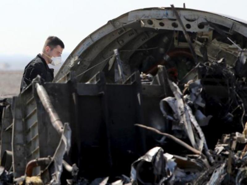 Điều tra viên Nga tiếp cận mảnh vỡ máy bay Nga rơi ở Ai Cập hồi tháng 10.2015 - Ảnh: Reuters
