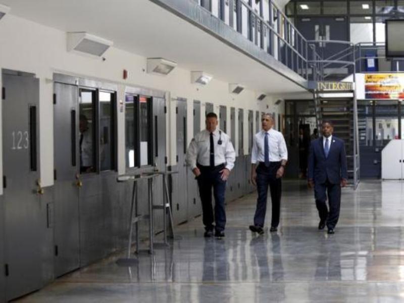Tổng thống Mỹ Barack Obama thăm một nhà tù ở bang Oklahoma - Ảnh: Reuters